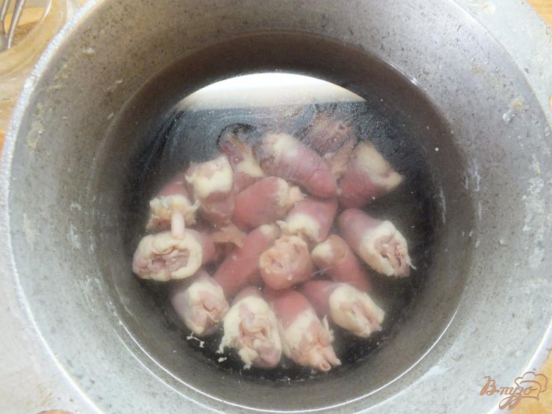 Фото приготовление рецепта: Куриные сердечки вареные в бульоне из зелени шаг №1