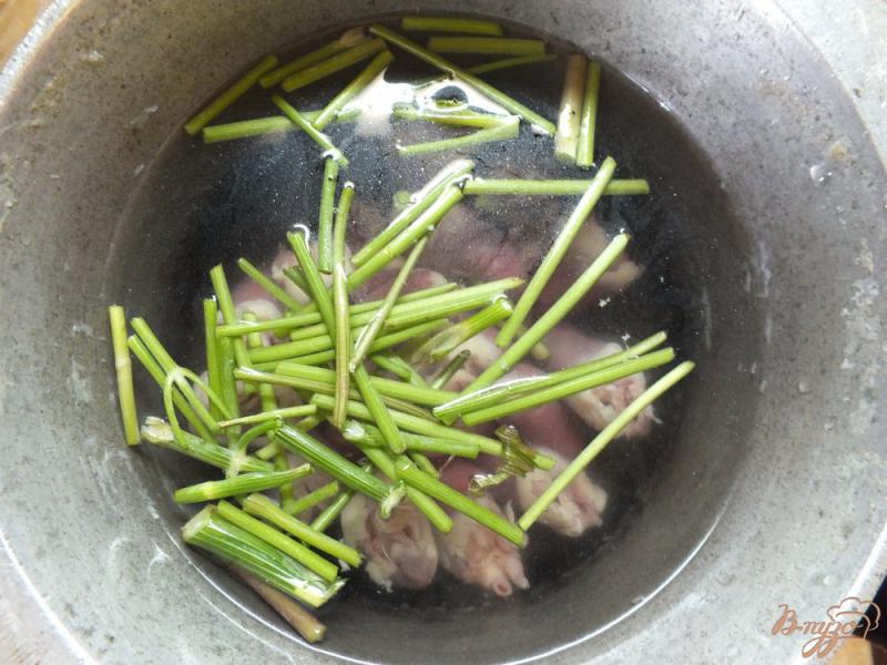 Фото приготовление рецепта: Куриные сердечки вареные в бульоне из зелени шаг №2