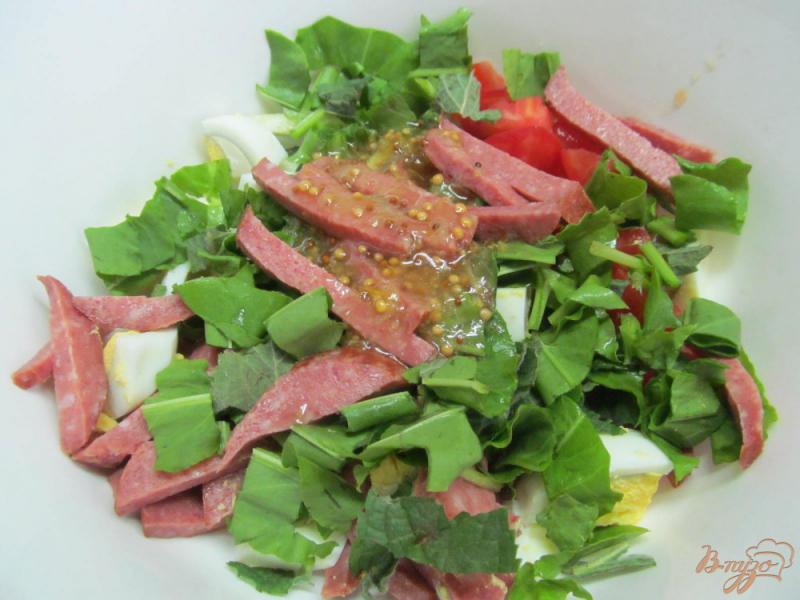 Фото приготовление рецепта: Салат из овощей колбасы и сухариков шаг №5