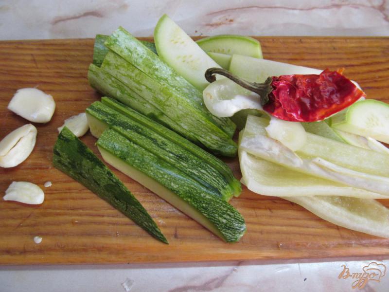 Фото приготовление рецепта: Куриные ножки с овощами в соевом соусе шаг №5