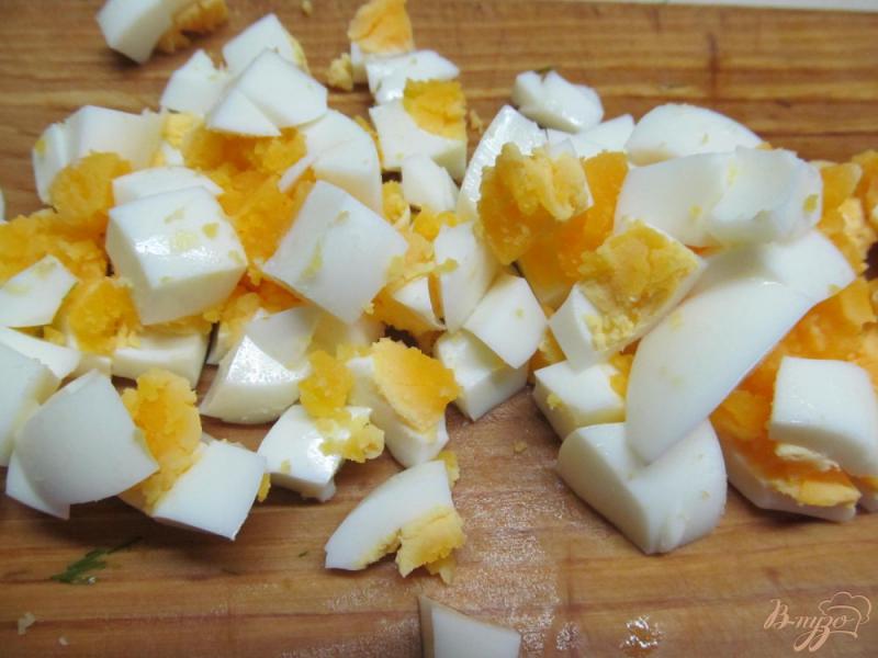 Фото приготовление рецепта: Салат из яиц и шампиньонов шаг №4