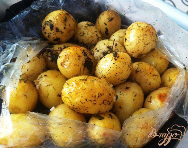 Фото приготовление рецепта: Запеченный молодой картофель шаг №5