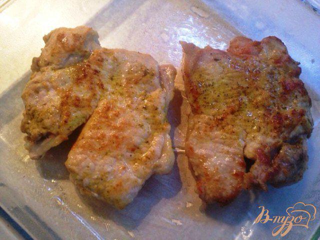 Фото приготовление рецепта: Свинина с луком-пореем и помидорами черри шаг №4