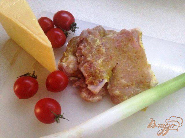 Фото приготовление рецепта: Свинина с луком-пореем и помидорами черри шаг №1