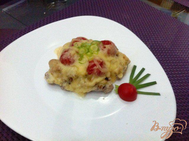 Фото приготовление рецепта: Свинина с луком-пореем и помидорами черри шаг №10