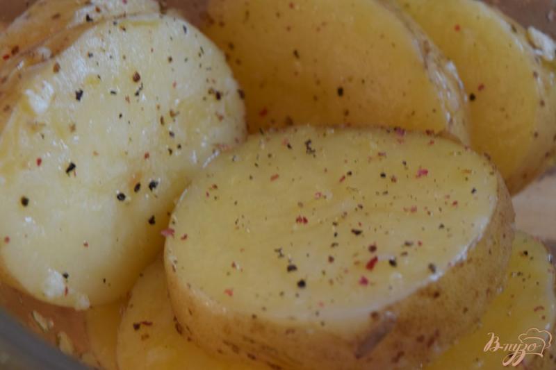 Фото приготовление рецепта: Картофель запеченный с сыром и специями шаг №4