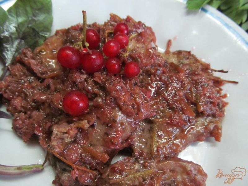 Фото приготовление рецепта: Мясо под соусом из красной смородины шаг №5
