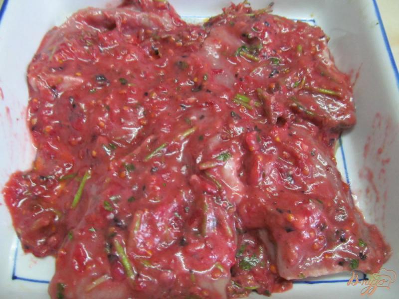 Фото приготовление рецепта: Мясо под соусом из красной смородины шаг №3