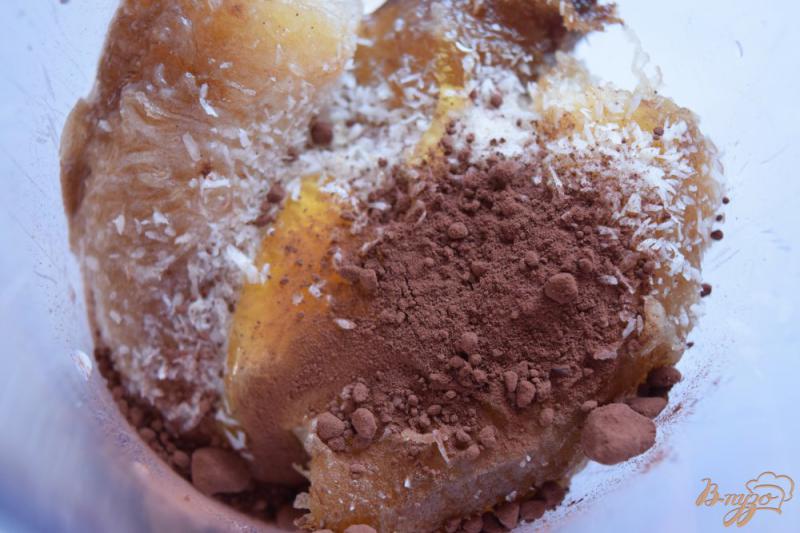 Фото приготовление рецепта: Бананово- шоколадный смузи с кокосовым молоком шаг №4