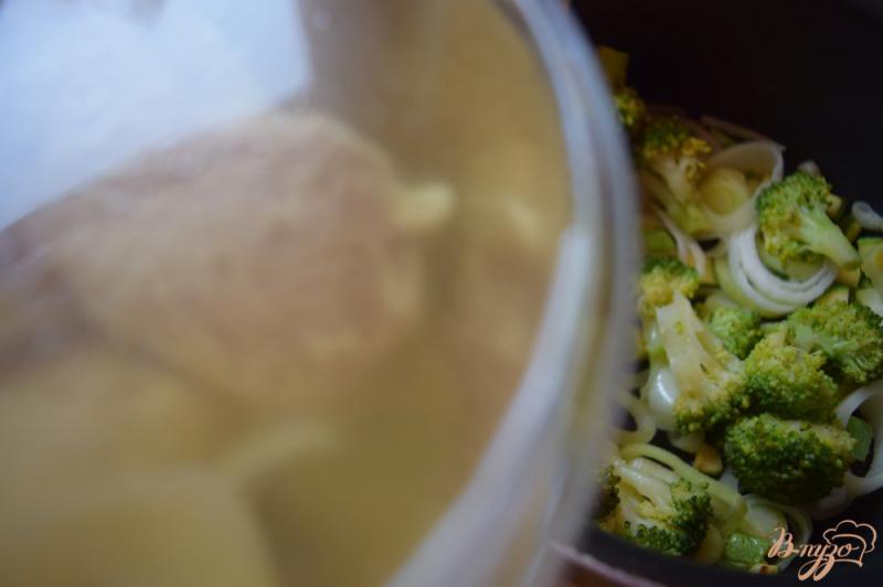 Фото приготовление рецепта: Суп- пюре с брокколи и цуккини шаг №6