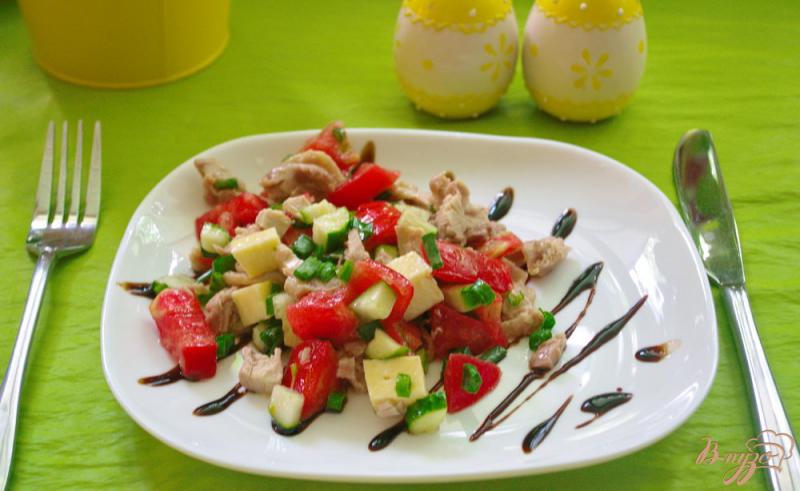 Фото приготовление рецепта: Сочный салат с курицей и бальзамиком шаг №6