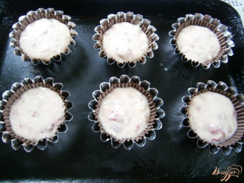 Фото приготовление рецепта: Кексы с малиной шаг №5
