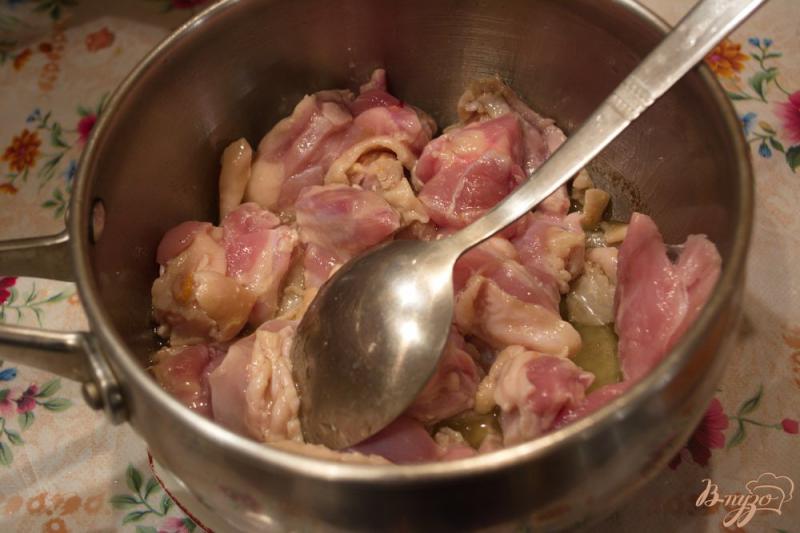 Фото приготовление рецепта: Мясная куриная подливка с томатным соком шаг №3