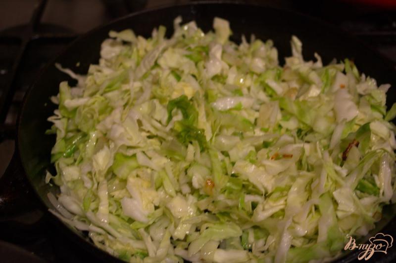 Фото приготовление рецепта: Дрожжевой капустный пирог- косичка шаг №2
