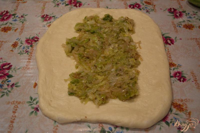 Фото приготовление рецепта: Дрожжевой капустный пирог- косичка шаг №4