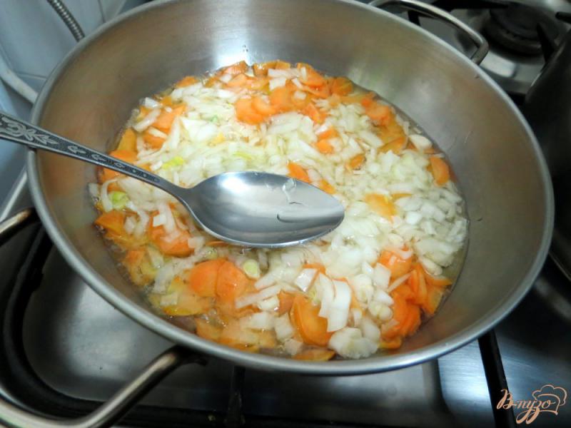 Фото приготовление рецепта: Овощной суп с шампиньонами шаг №3
