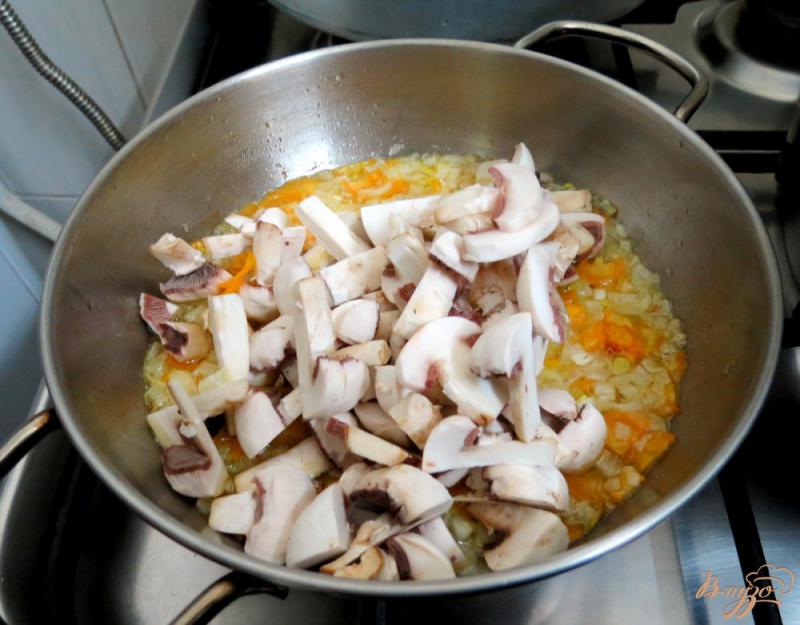 Фото приготовление рецепта: Овощной суп с шампиньонами шаг №6