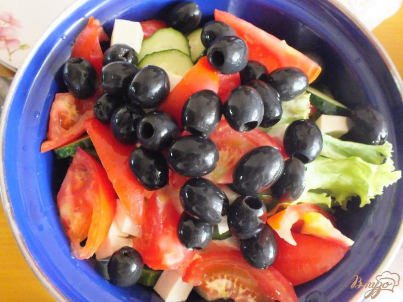 Фото приготовление рецепта: Салат с маслинами и бынзой шаг №5