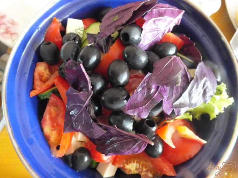 Фото приготовление рецепта: Салат с маслинами и бынзой шаг №6