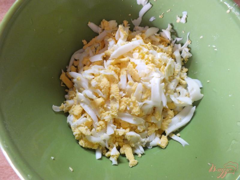 Фото приготовление рецепта: Закуска из яиц с листьями салат шаг №1