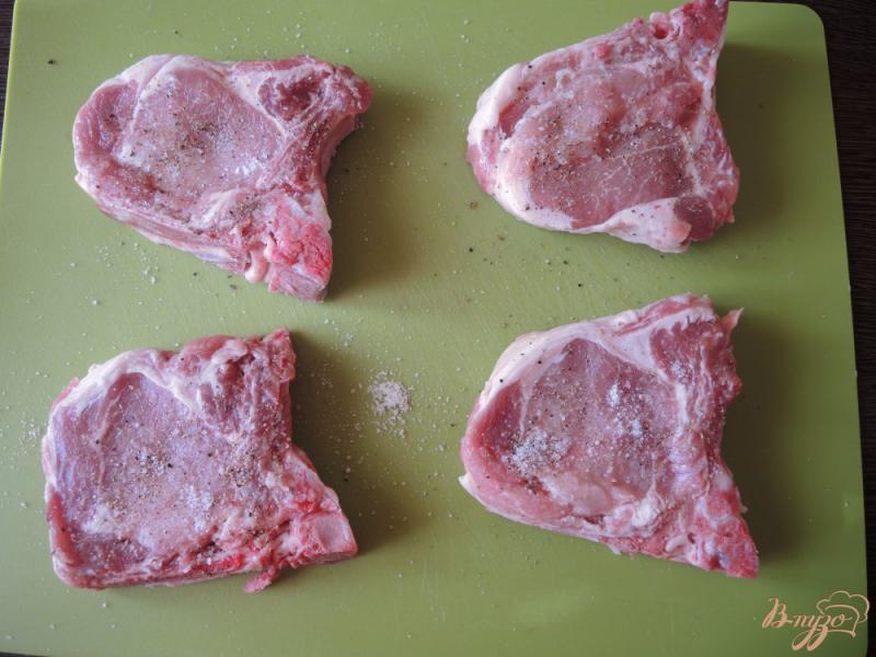 Фото приготовление рецепта: Свиные котлеты на кости в луковом соусе шаг №1