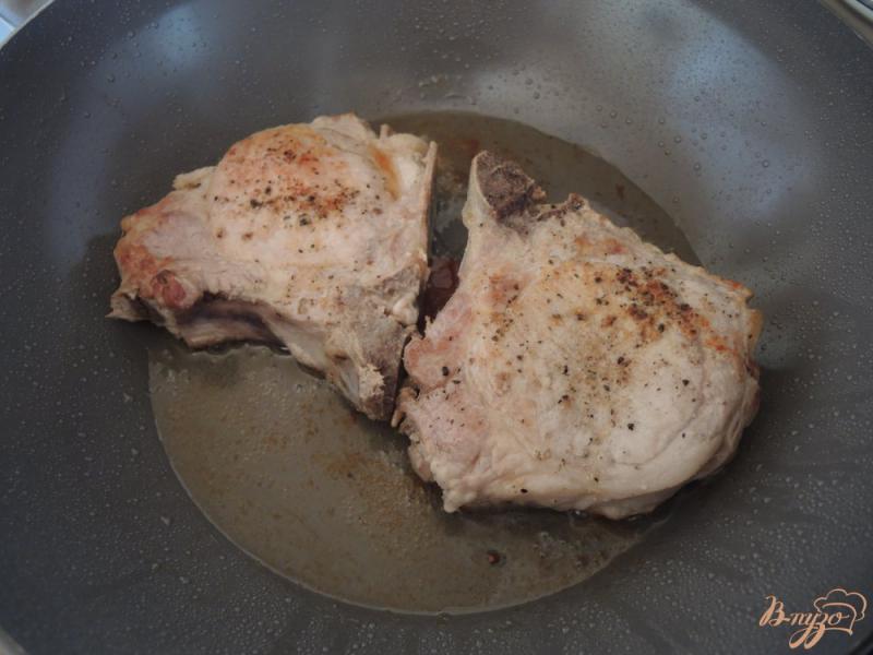 Фото приготовление рецепта: Свиные котлеты на кости в луковом соусе шаг №3