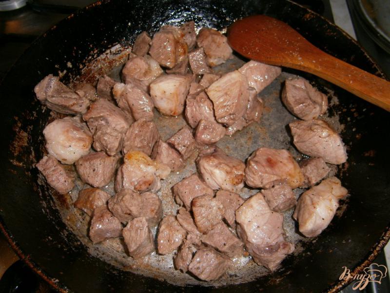 Фото приготовление рецепта: Мясо, тушеное с грибами и сладким перцем шаг №2