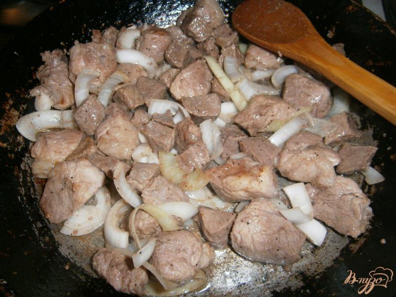 Фото приготовление рецепта: Мясо, тушеное с грибами и сладким перцем шаг №3