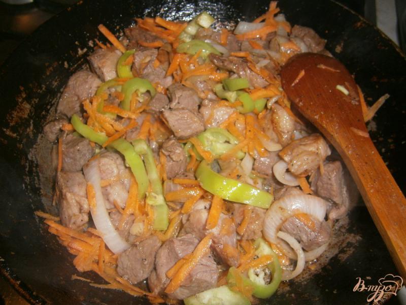 Фото приготовление рецепта: Мясо, тушеное с грибами и сладким перцем шаг №5