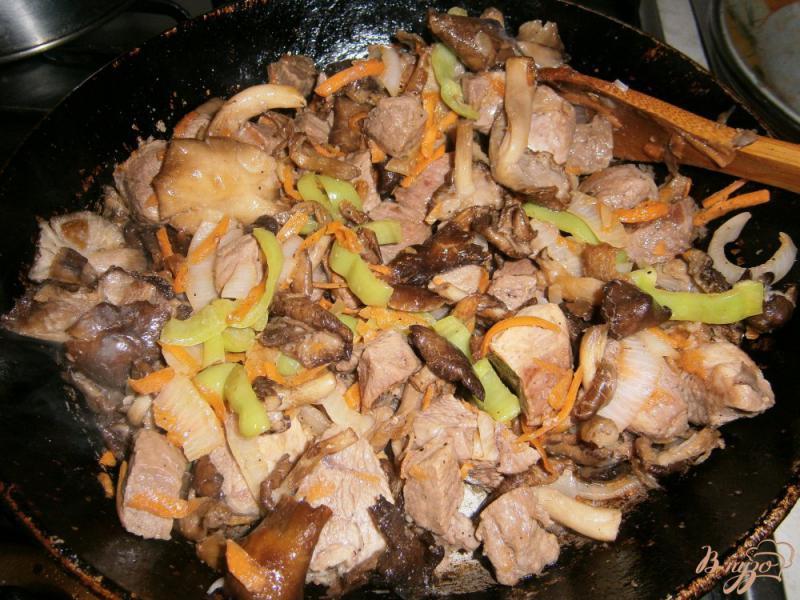 Фото приготовление рецепта: Мясо, тушеное с грибами и сладким перцем шаг №6