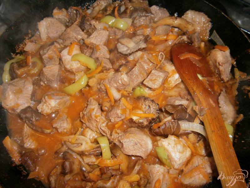 Фото приготовление рецепта: Мясо, тушеное с грибами и сладким перцем шаг №7