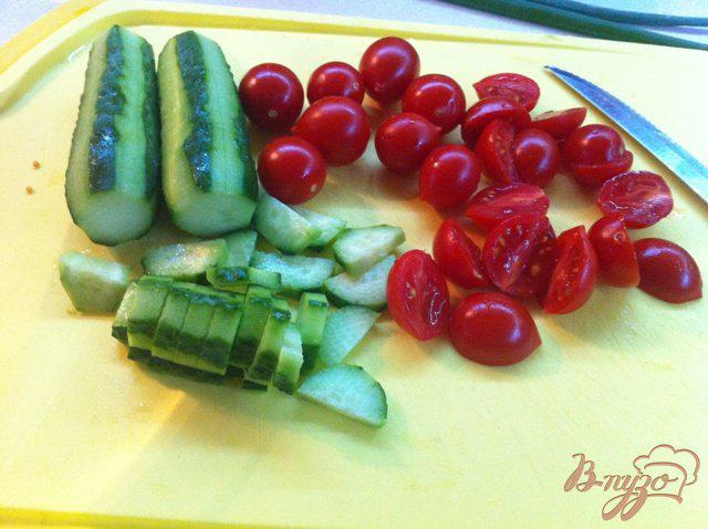 Фото приготовление рецепта: Зеленый салат с помидорами черри и моцареллой шаг №3