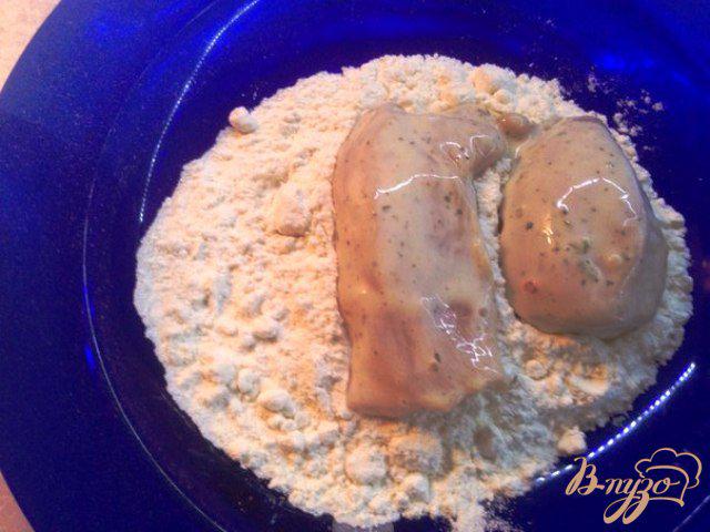 Фото приготовление рецепта: Куриное филе в сырно-чипсовой панириовке шаг №7