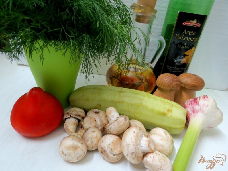 Фото приготовление рецепта: Тёплый салат с кабачками и грибами шаг №1