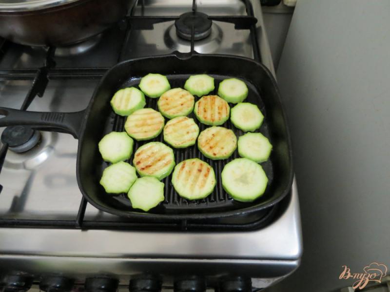 Фото приготовление рецепта: Тёплый салат с кабачками и грибами шаг №6