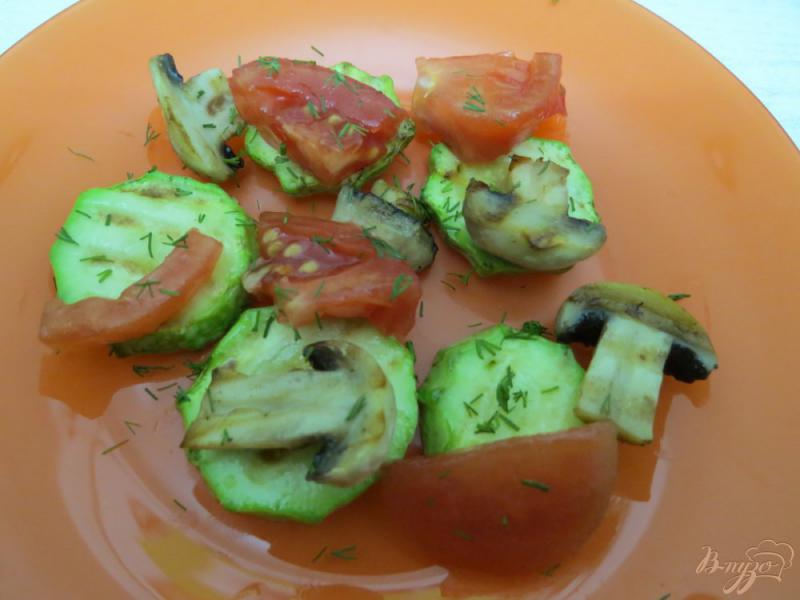 Фото приготовление рецепта: Тёплый салат с кабачками и грибами шаг №8