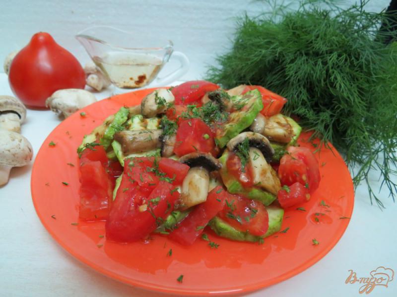 Фото приготовление рецепта: Тёплый салат с кабачками и грибами шаг №9