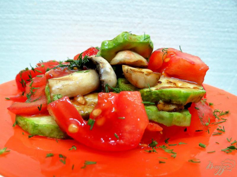 Фото приготовление рецепта: Тёплый салат с кабачками и грибами шаг №10