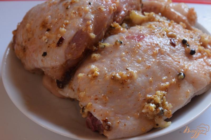 Фото приготовление рецепта: Куриные бедра в горчично-чесночном маринаде шаг №3