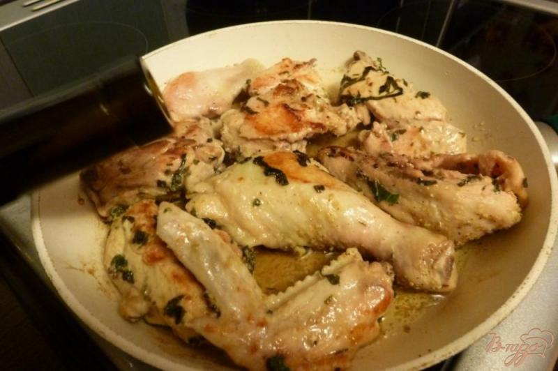 Фото приготовление рецепта: Курица с базиликом шаг №3
