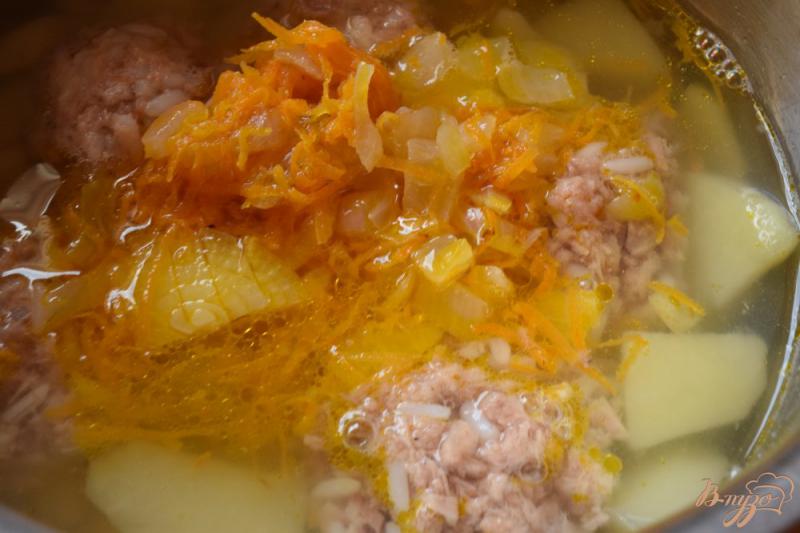 Фото приготовление рецепта: Суп с рыбными шариками шаг №5