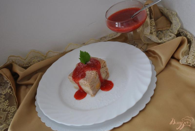 Фото приготовление рецепта: Блинный торт с фруктами и клубничным джемом шаг №10