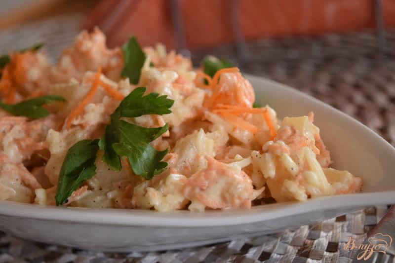 Фото приготовление рецепта: Салат с ананасом, сыром и морковью шаг №4