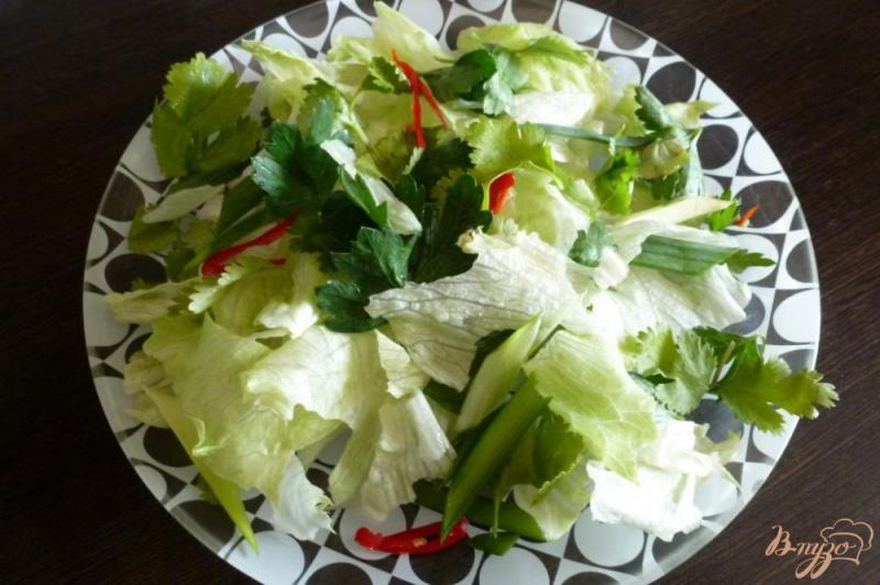 Фото приготовление рецепта: Легкий листовой салат с йогуртом шаг №3