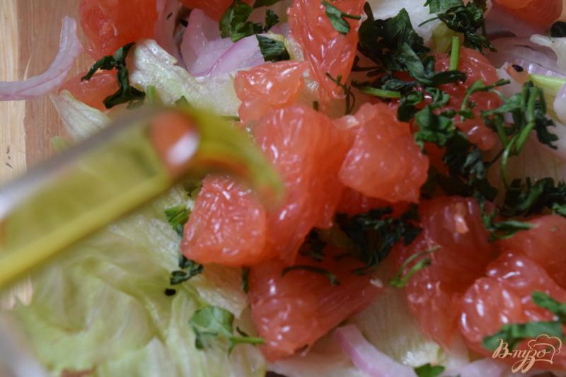 Фото приготовление рецепта: Салат с грейпфрутом и луком шаг №5