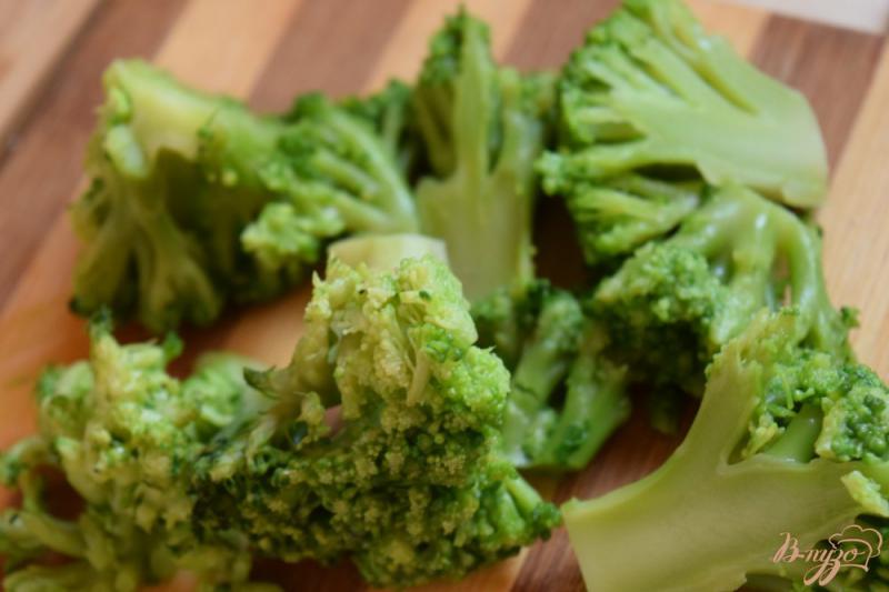 Фото приготовление рецепта: Салат с брокколи и тунцом шаг №2