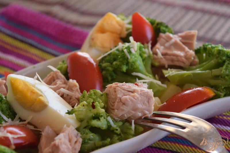 Фото приготовление рецепта: Салат с брокколи и тунцом шаг №4