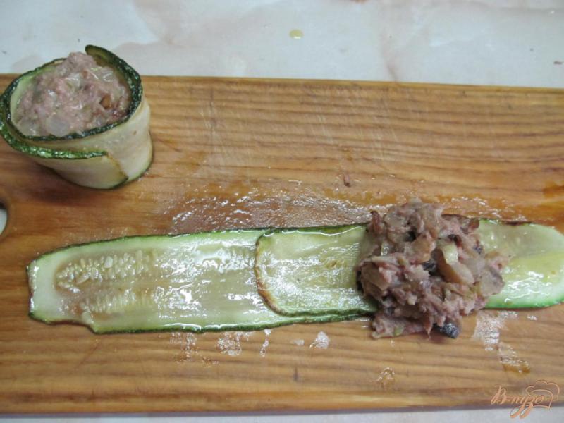 Фото приготовление рецепта: Закуска из кабачка с фаршем шаг №6