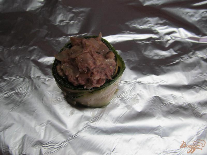 Фото приготовление рецепта: Закуска из кабачка с фаршем шаг №7
