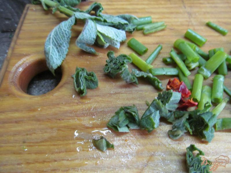 Фото приготовление рецепта: Салат из огурца и оливок шаг №3